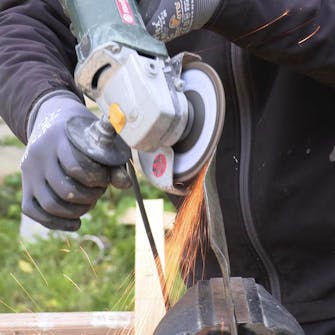 Slipe kniv med vinkelsliper: Slip litt mer av den tunge enden hvis kniven er i ubalanse Slipe kniv med vinkelsliper: Slip litt mer av den tunge enden hvis kniven er i ubalanse